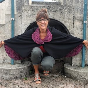 Cape noire et arabesques fleuries roses