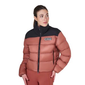 Doudoune femme courte Equestro en tissu stretch – élégance, confort et chaleur – Redwood