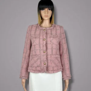 Veste en tweed rose à boutons dorés