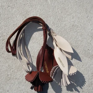 CHARM CAMELIA EN PIEL