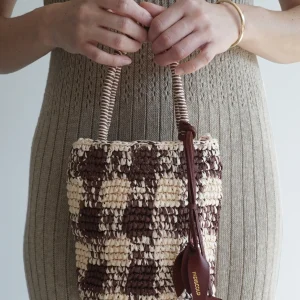 CHARM CAMELIA EN PIEL